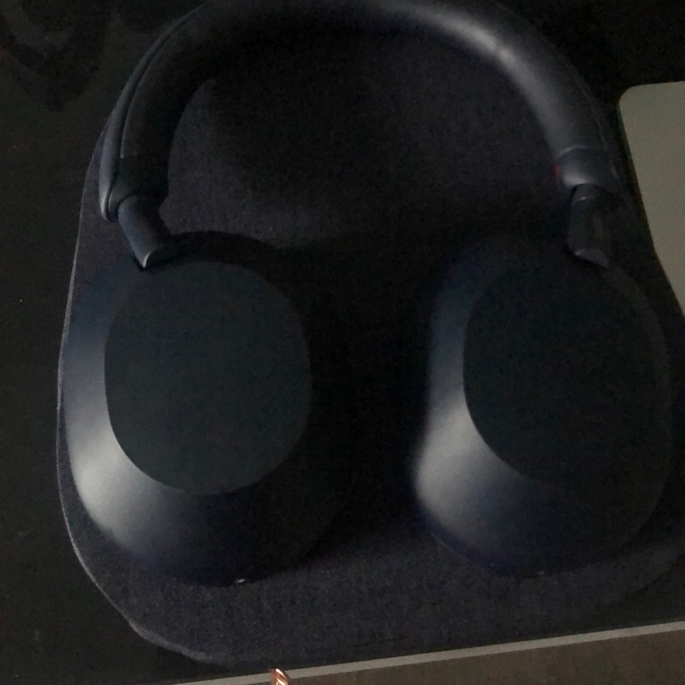 Sony XM5 great condition bought it not even a month ago - Picture 1 of 3